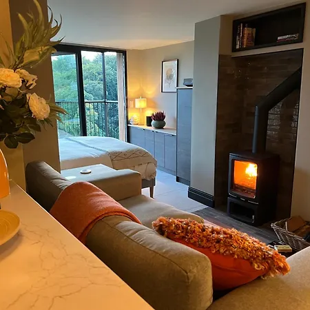 펜션 Tawny Nook - Luxury Riverside Retreat *
