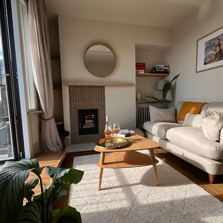 Tawny Nook - Luxury Riverside Retreat 펜션