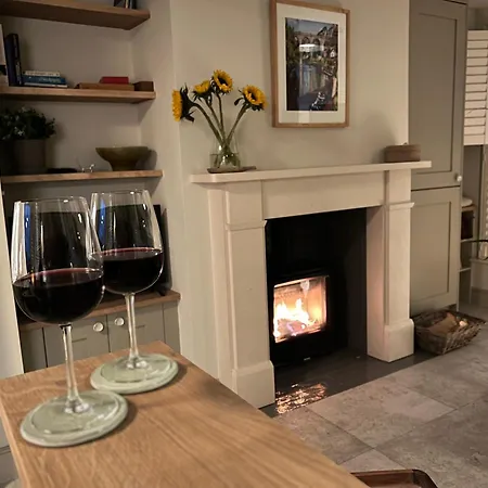 Tawny Nook - Luxury Riverside Retreat 펜션